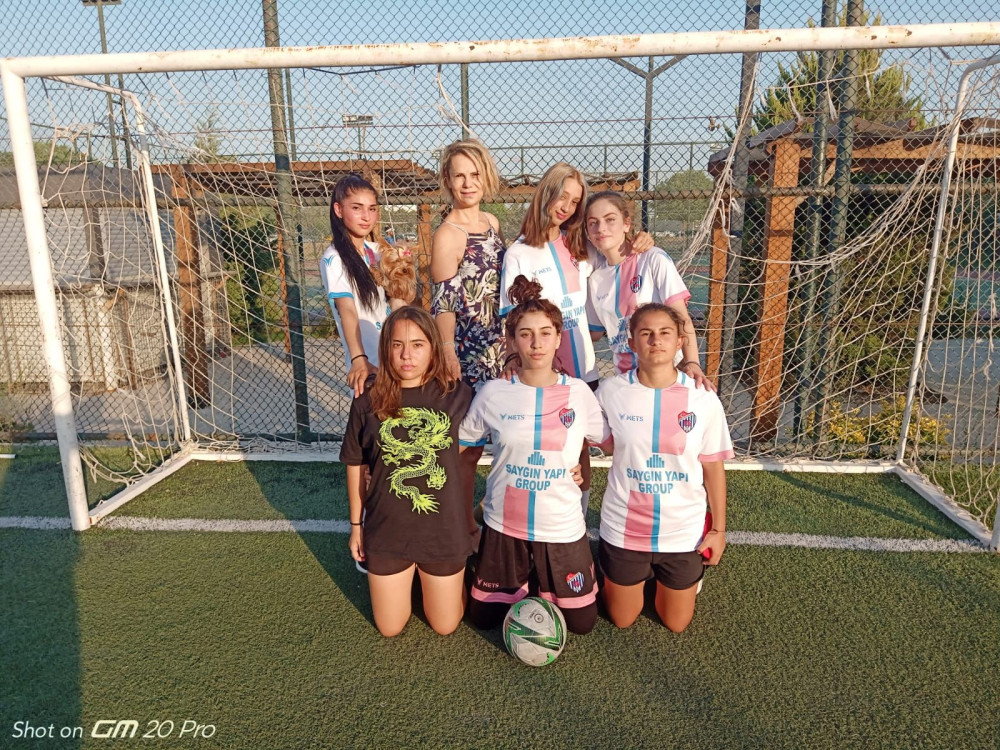 Tuna Hanımdan Bayan Futbol Okuluna Ziyaret