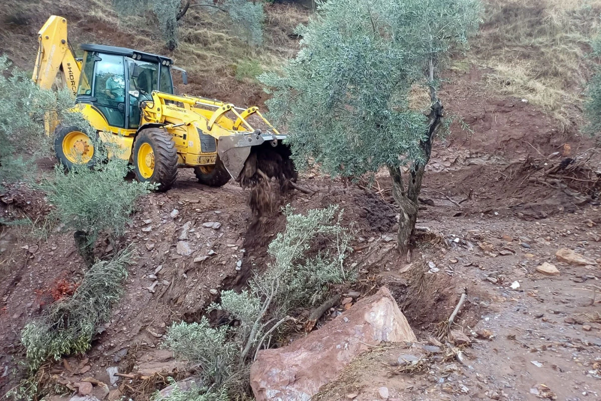 ALTYAPI YETERSİZLİĞİNİN YOL AÇTIĞI SORUNLARI EFELER BELEDİYESİ SİLİYOR