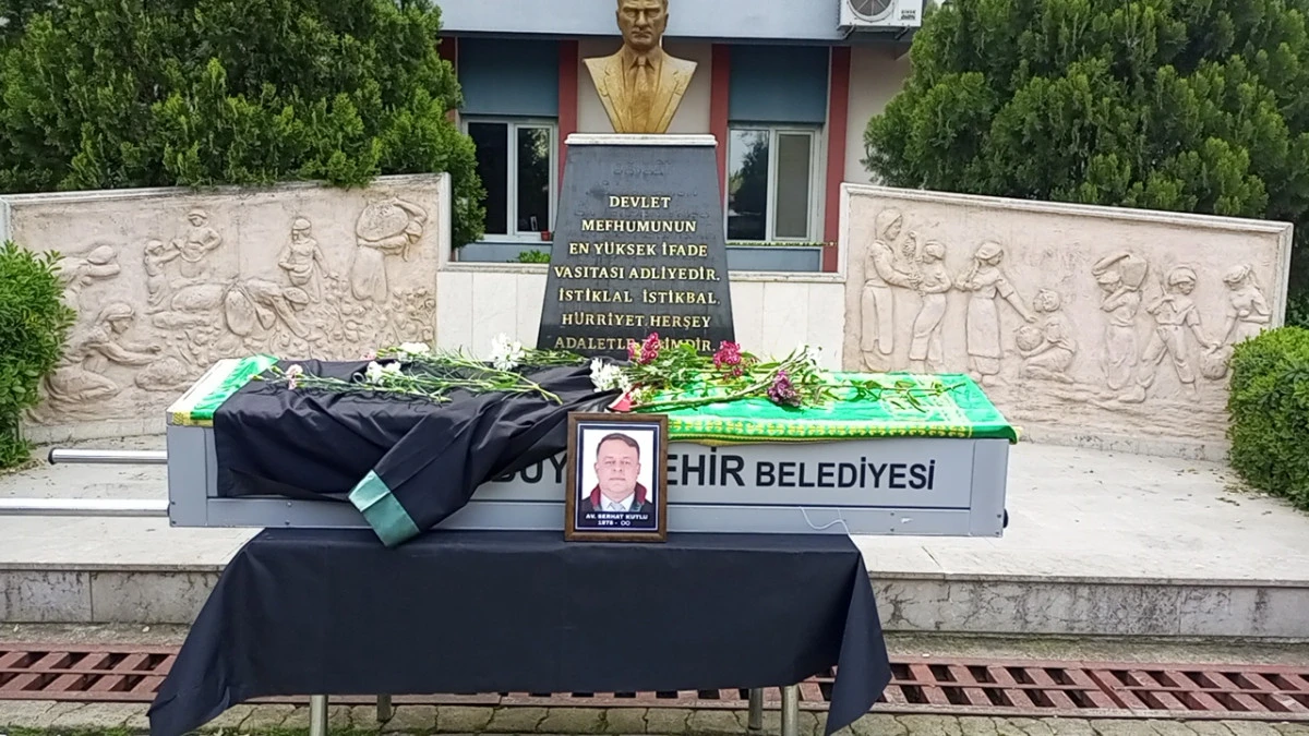Avukat Serhat Kutlu g&ouml;zyaşları ile son yolculuğuna uğurlandı