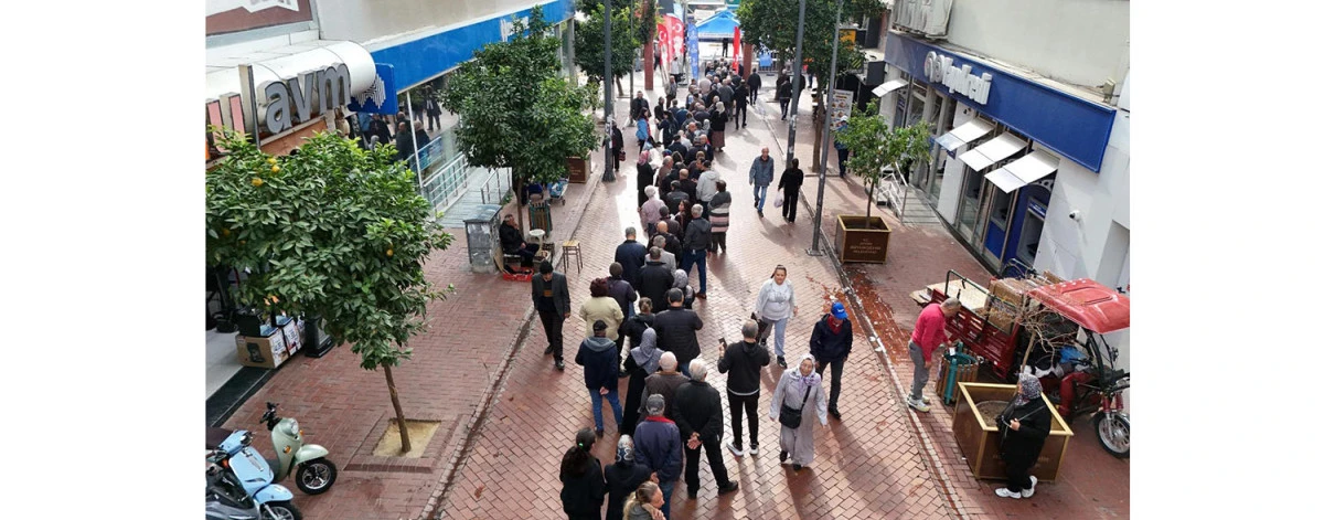 AYDIN BÜYÜKŞEHİR BELEDİYESİ BİNLERCE FİDEYİ NAZİLLİ’DE VATANDAŞLARA DAĞITTI