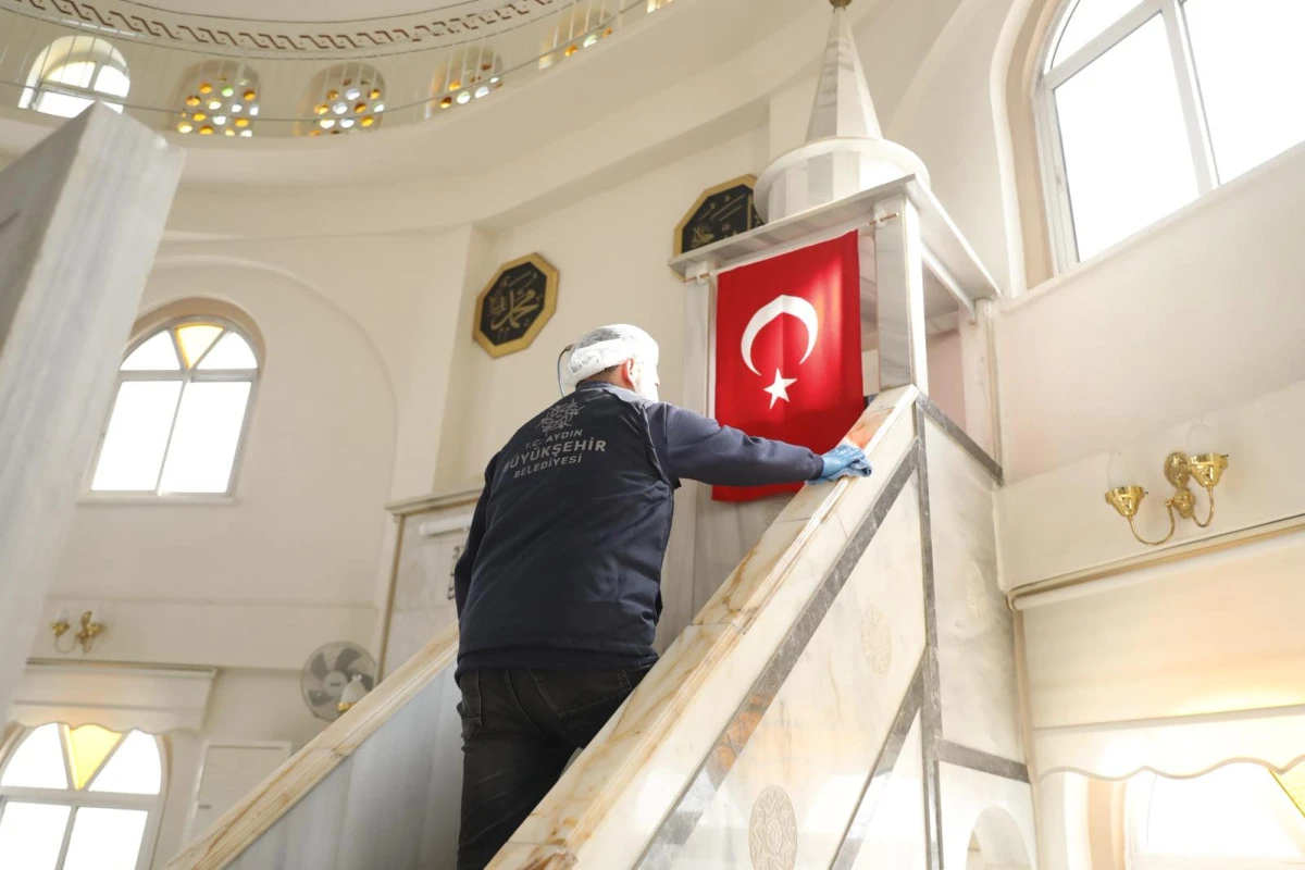 AYDIN BÜYÜKŞEHİR BELEDİYESİ CAMİLERDE TEMİZLİK ÇALIŞMALARINI SÜRDÜRÜYOR