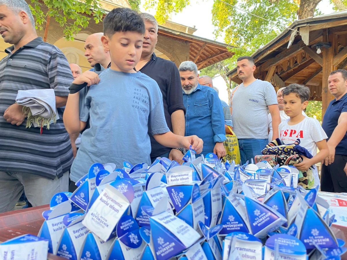 AYDIN BÜYÜKŞEHİR BELEDİYESİ VATANDAŞLARLA BAYRAMLAŞTI