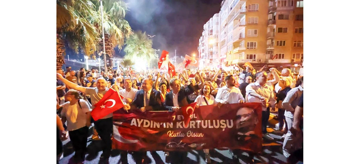 BAŞKAN ANIL YETİŞKİN BİNLERLE Y&Uuml;R&Uuml;D&Uuml;:  EFELER&rsquo;DE KURTULUŞ COŞKUSU GECEYİ AYDINLATTI
