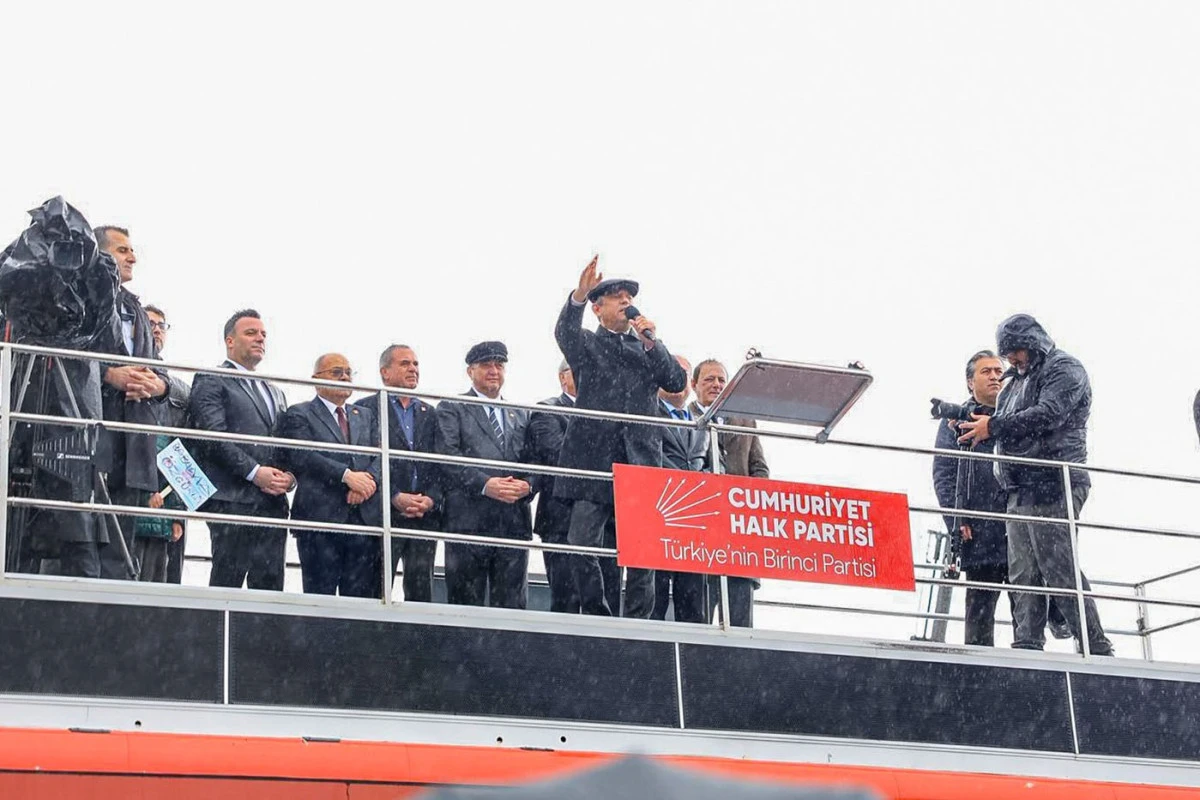 BAŞKAN ANIL YETİŞKİN İLE CHP LİDERİ &Ouml;ZEL DEMOKRASİ MİTİNGİNDE YAN YANA