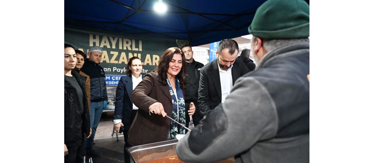 BAŞKAN &Ccedil;ER&Ccedil;İOĞLU ATAT&Uuml;RK KENT MEYDANI&rsquo;NDA KURULAN İFTAR SOFRASINDA  VATANDAŞLARLA BİR ARAYA GELDİ