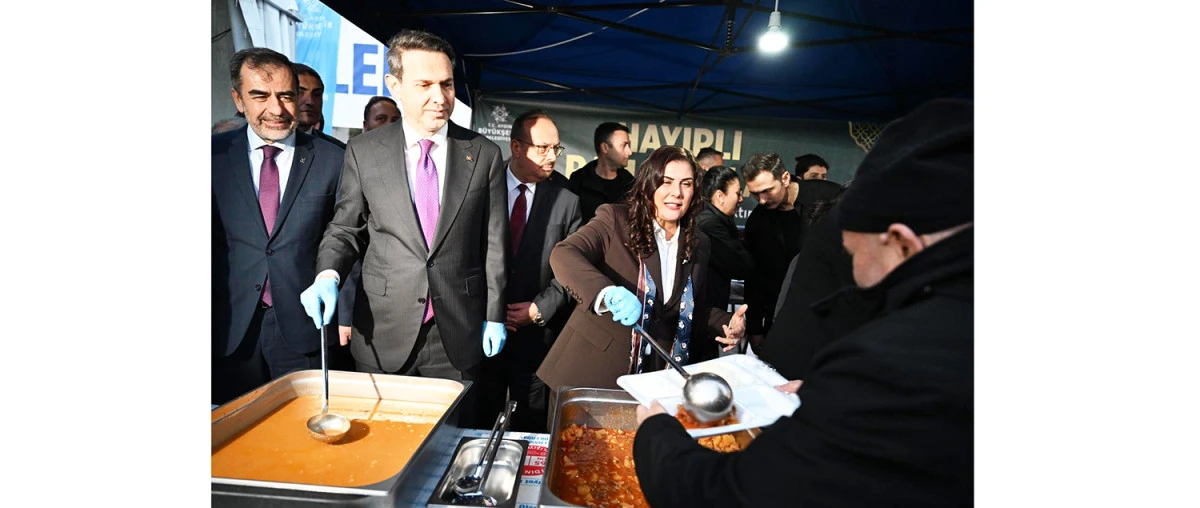 BAŞKAN &Ccedil;ER&Ccedil;İOĞLU, BAKAN BAYRAKTAR İLE BİRLİKTE ATAT&Uuml;RK KENT MEYDANI&rsquo;NDA D&Uuml;ZENLENEN İFTARDA VATANDAŞLARLA BİR ARAYA GELDİ