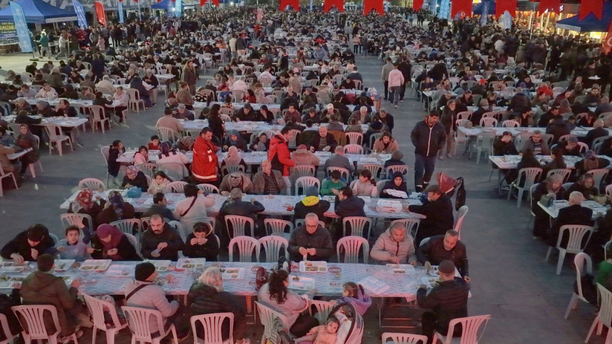 BAŞKAN &Ccedil;ER&Ccedil;İOĞLU BİNLERCE AYDINLIYLA BİRLİK VE BERABERLİK SOFRALARINDA BULUŞTU