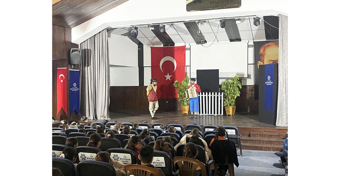 BAŞKAN &Ccedil;ER&Ccedil;İOĞLU KARACASU&rsquo;DA &Ccedil;OCUKLARI TİYATRO İLE BULUŞTURDU