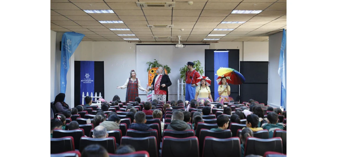 BAŞKAN &Ccedil;ER&Ccedil;İOĞLU K&Ouml;ŞK&rsquo;TE MİNİKLERİ TİYATROYLA BULUŞTURDU