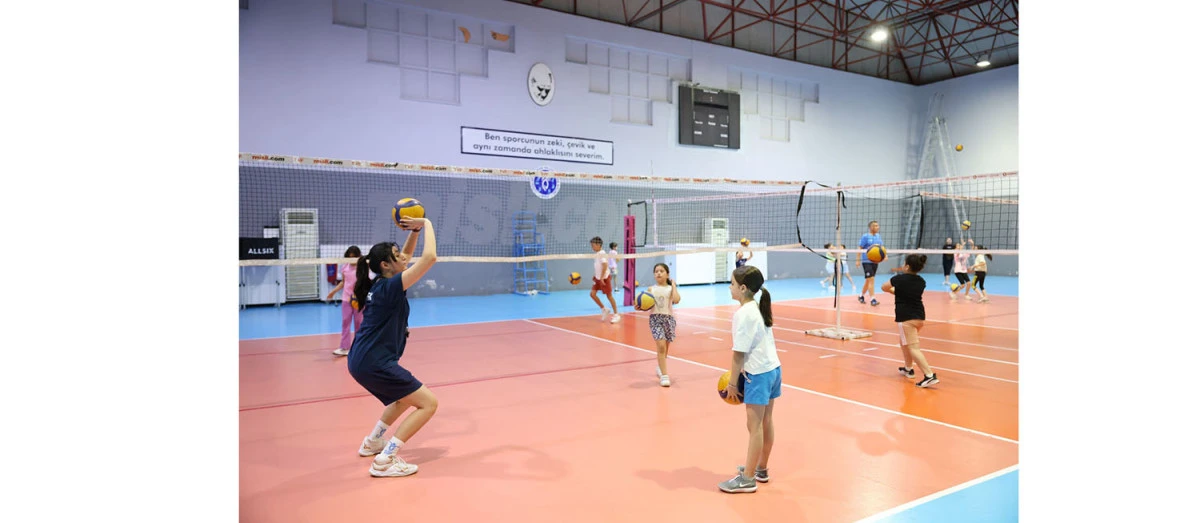 BAŞKAN ÇERÇİOĞLU MİNİK SPORCULARI VOLEYBOLLA BULUŞTURUYOR