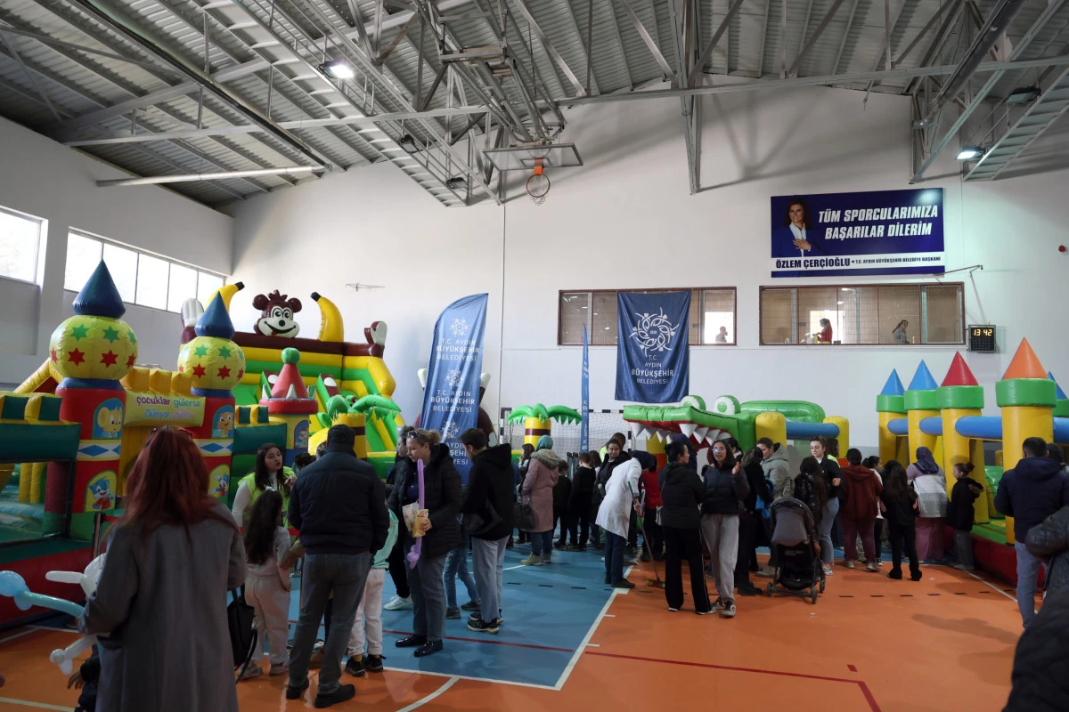 BAŞKAN &Ccedil;ER&Ccedil;İOĞLU NAZİLLİ&rsquo;DE &Ccedil;OCUKLARI YARIYIL KARNE ŞENLİĞİ İLE BULUŞTURDU