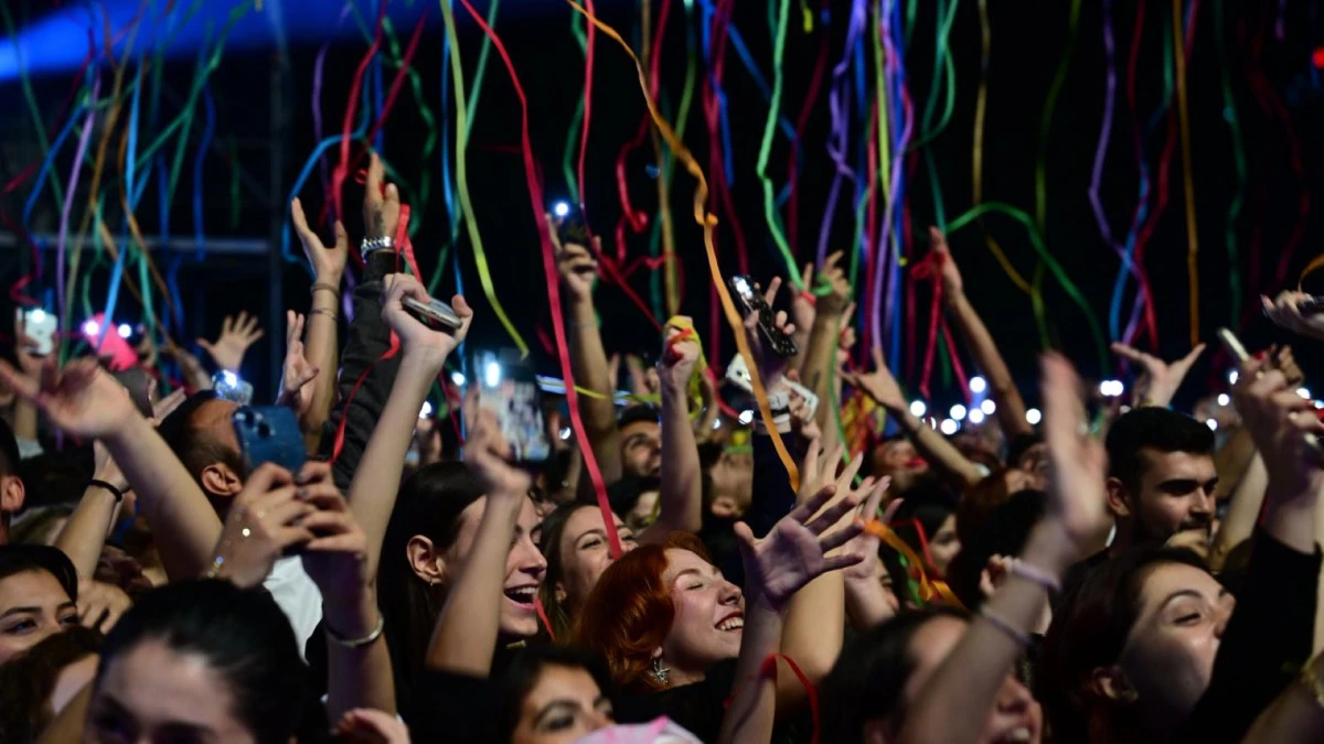 BAŞKAN ÇERÇİOĞLU SEVİLEN SANATÇILARI GENÇLERLE BULUŞTURMAYA DEVAM EDİYOR