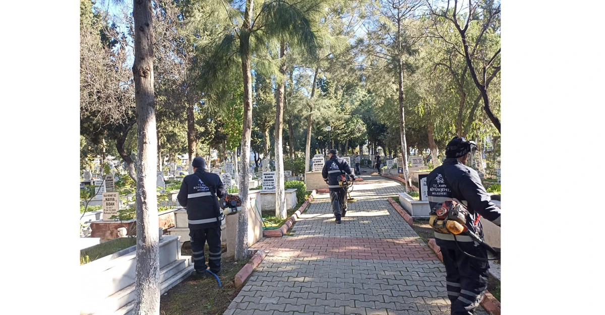 BAŞKAN &Ccedil;ER&Ccedil;İOĞLU&rsquo;NDAN MEZARLIKLARDA RAMAZAN BAYRAMI &Ouml;NCESİ TEMİZLİK &Ccedil;ALIŞMASI