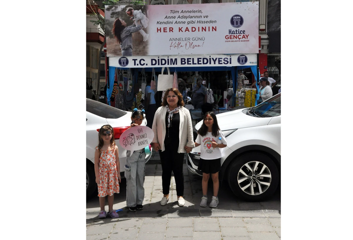 BAŞKAN GENÇAY, ANNELER GÜNÜ DOLAYISIYLA KURULAN STANTLARI ZİYARET ETTİ
