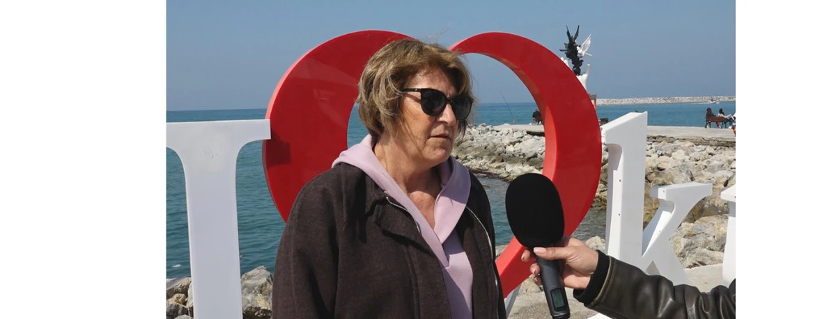 BAŞKAN &Ouml;MER G&Uuml;NEL&rsquo;İN G&Ouml;ZALTINA ALINMASINA VATANDAŞLAR SERT TEPKİ G&Ouml;STERDİ KUŞADASI SE&Ccedil;İLMİŞ BAŞKANININ YANINDA