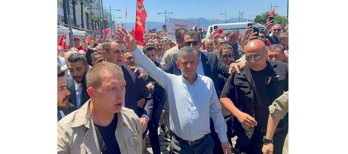 BAŞKAN YETİŞKİN, CHP GENEL BAŞKANI &Ouml;ZG&Uuml;R &Ouml;ZEL&rsquo;İN İZMİR PROGRAMINDA YANINDA OLDU