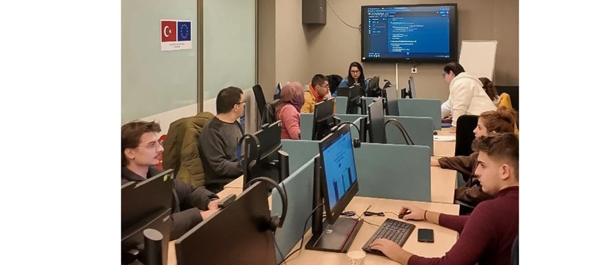 BAŞKAN YETİŞKİN GELECEĞİN TEKNOLOJİSİNİ GEN&Ccedil;LERLE BULUŞTURUYOR