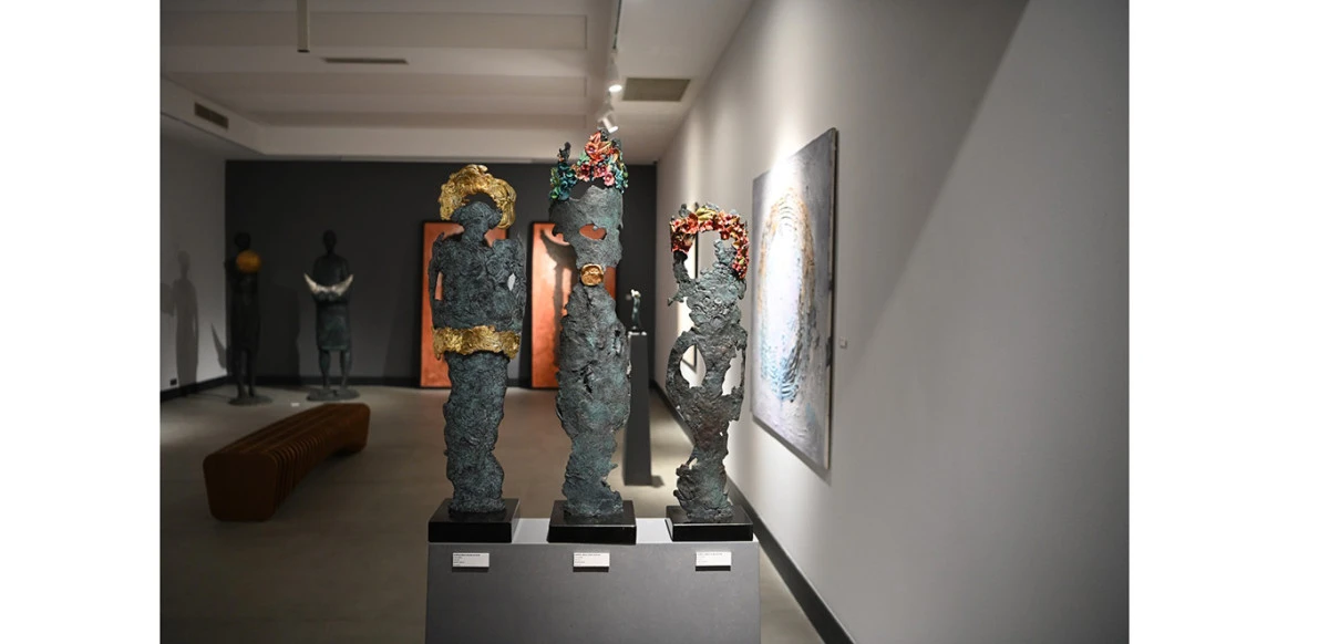 BRONZ, AHŞAP VE RENGİN ESTETİK UYUMU BU SERGİDE 