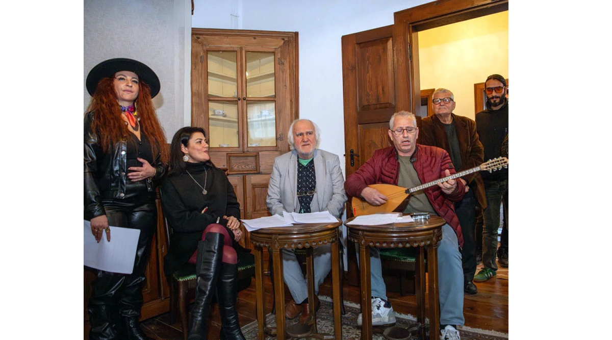 CEM KARACA KUŞADASI&rsquo;NDA ŞARKILARIYLA ANILDI 