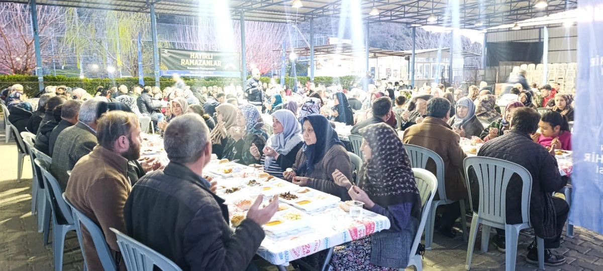 &Ccedil;ER&Ccedil;İOĞLU HER G&Uuml;N BİNLERCE VATANDAŞI İFTAR SOFRALARINDA BULUŞTURUYOR