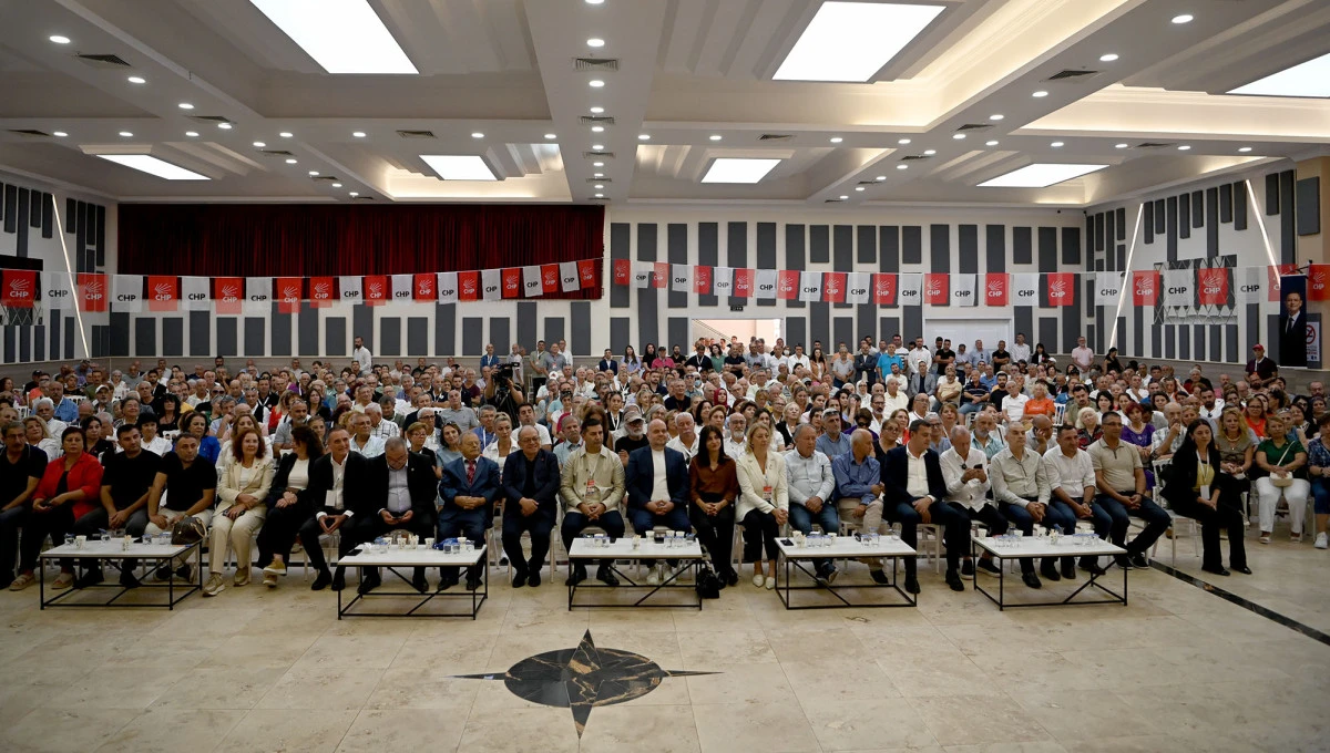 CHP KUŞADASI İLÇE ÖRGÜTÜ’NDE MEHMET GÜRBİLEK GÜVEN TAZELEDİ