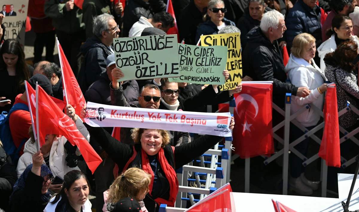 CHP LİDERİ &Ouml;ZEL KUŞADASINDA VATANDAŞLARA SESLENDİ,