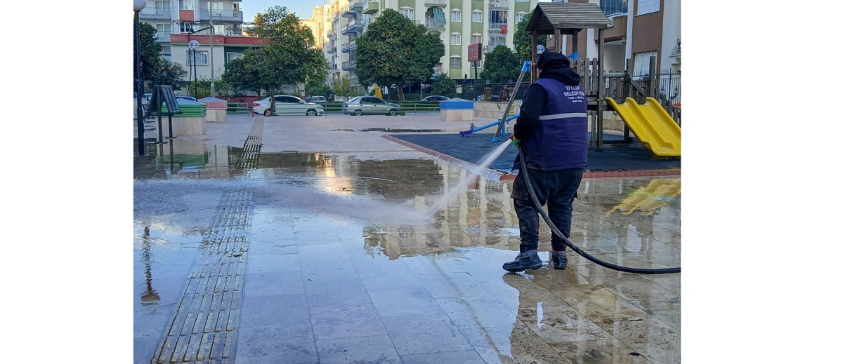 &Ccedil;OCUKLAR G&Uuml;VENLE OYNASIN DİYE EFELER&rsquo;DE PARKLAR TERTEMİZ