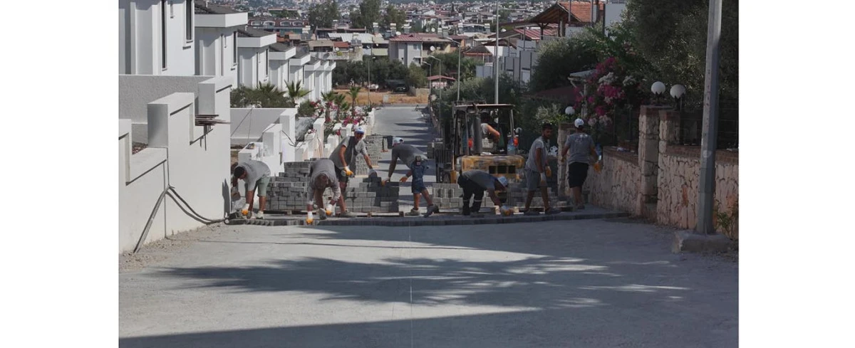 DİDİM BELEDİYESİ AKB&Uuml;K&rsquo;TE PARKE TAŞI D&Ouml;ŞEME &Ccedil;ALIŞMALARINI S&Uuml;RD&Uuml;R&Uuml;YOR