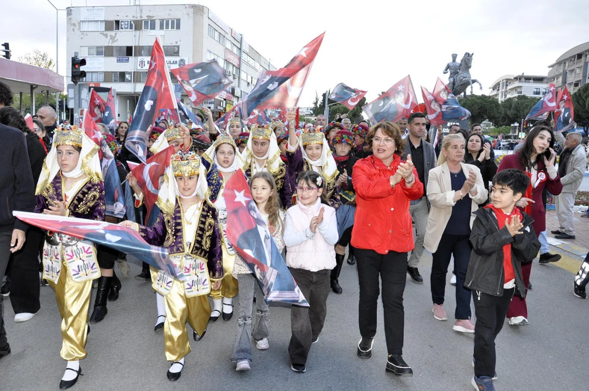 DİDİMDE 23 NİSAN COŞKUSU FENERALAYI VE GRUP PERA KONSERİ İLE TA&Ccedil;LANDIRILDI