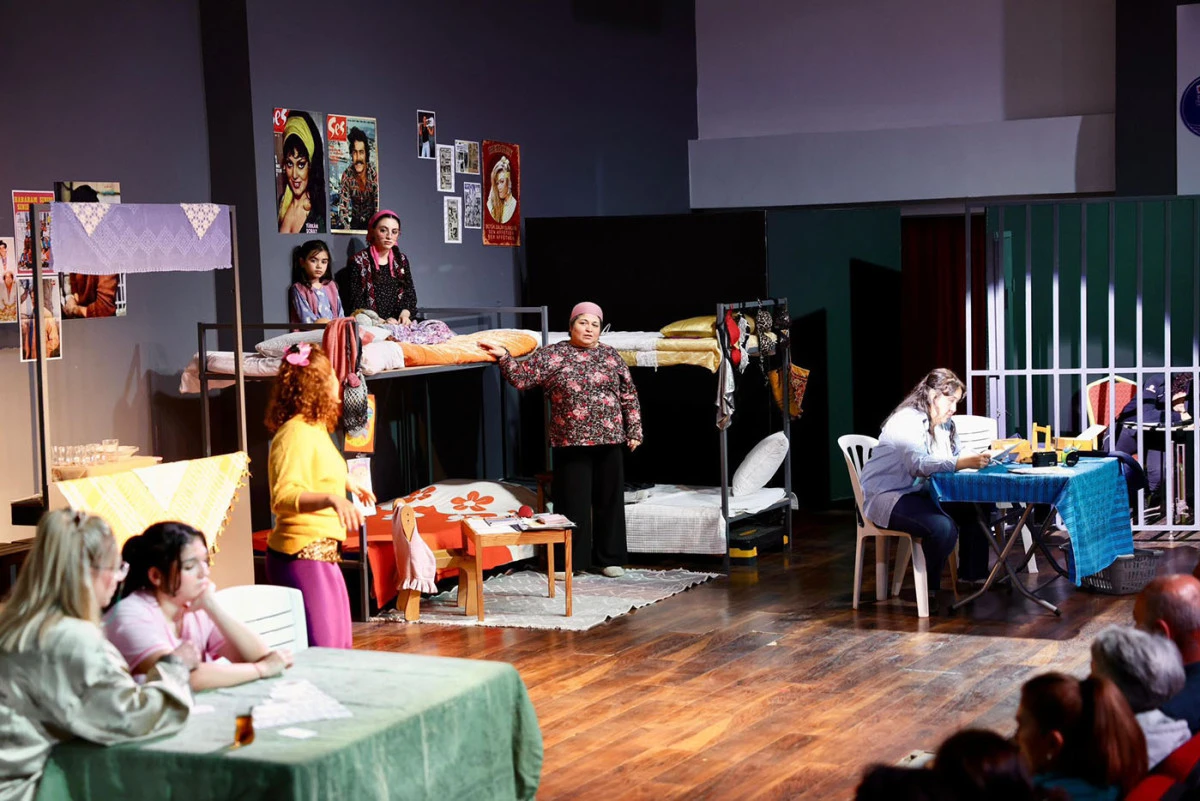 DİDİM&rsquo;DE &ldquo;KADIN KADINA &Ouml;ZG&Uuml;RL&Uuml;K&rdquo; OYUNU YOĞUN İLGİ G&Ouml;RD&Uuml; SALONU DOLDURAN İZLEYİCİLER OYUNU UZUN S&Uuml;RE AYAKTA ALKIŞLADI