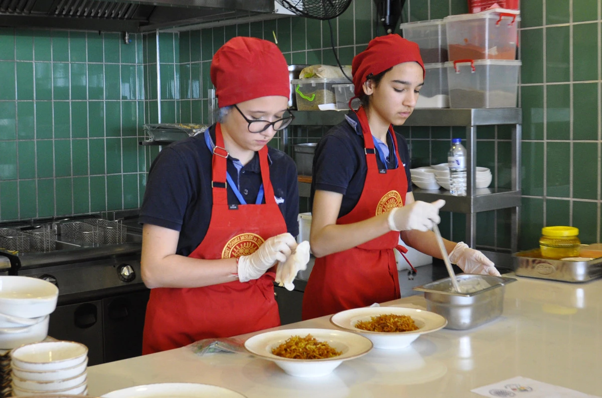 DİDİM&rsquo;DE ORTAOKULLAR ARASI &ldquo;GEN&Ccedil; ŞEFLER&rdquo; YEMEK YARIŞMASI RENKLİ G&Ouml;R&Uuml;NT&Uuml;LERE SAHNE OLDU