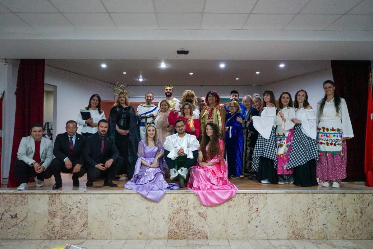 Didim’in MHP li Meclis Üyesi Irsık Efeler Mahalle Tiyatrosunu Konuk Etti
