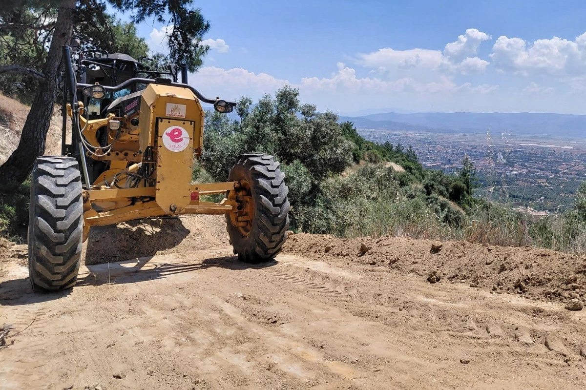 EFELER BELEDİYESİ &Uuml;RETİCİNİN YANINDA: KIRSAL MAHALLELERDE YOL TEMİZLİK VE TESVİYE ATAĞI