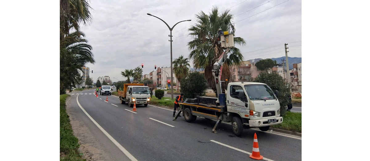 EFELER BELEDİYESİ&rsquo;NDEN UMURLU KARAYOLU&rsquo;NDA &Ccedil;ALIŞMA