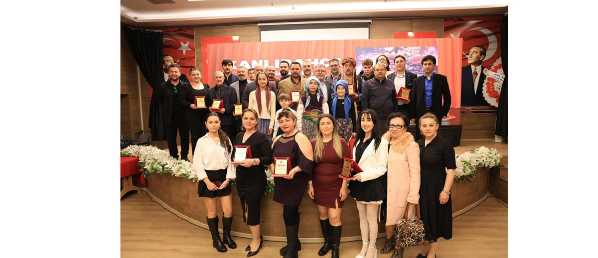 EFELER K&Uuml;LT&Uuml;R VE SANAT ETKİNLİKLERİNE DEVAM EDİYOR KANLI BAH&Ccedil;E&rsquo;NİN GALASI YOĞUN İLGİ G&Ouml;RD&Uuml;