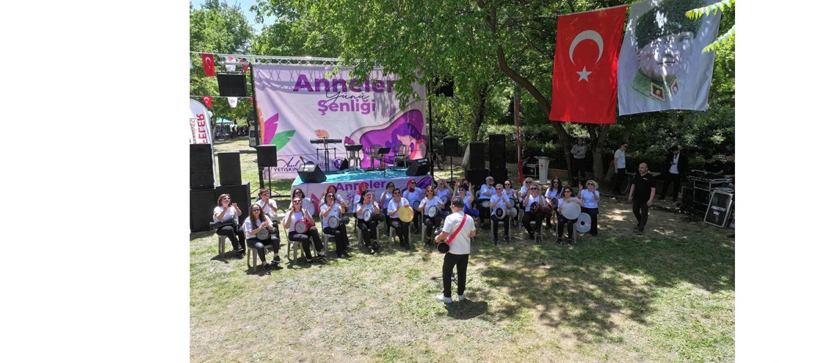 EFELER&rsquo;DE ANNELER G&Uuml;N&Uuml; COŞKUSU: BAŞKAN ANIL YETİŞKİN VATANDAŞLARLA KUCAKLAŞTI