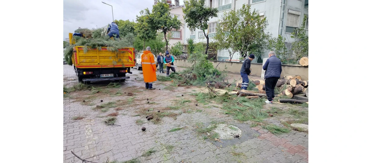 EFELER&rsquo;DE SAĞANAK YAĞIŞIN İZLERİ BAŞKAN ANIL YETİŞKİN&rsquo;İN KOORDİNASYONUYLA SİLİNİYOR