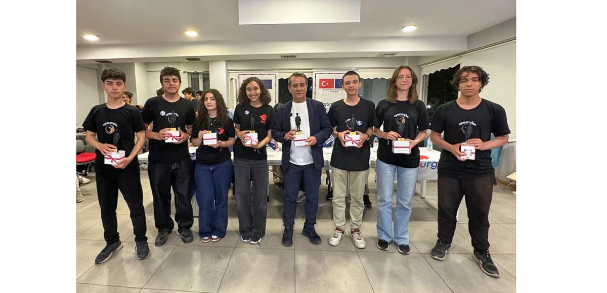 EFELER&rsquo;DE TEKNOLOJİ R&Uuml;ZGARI:  GEN&Ccedil; YAZILIMCILAR TASARLADI BAŞKAN YETİŞKİN TEBRİK ETTİ
