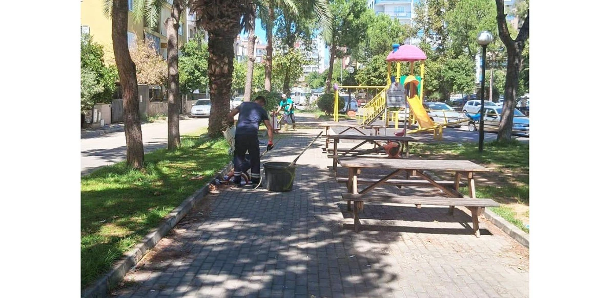 EFELER&rsquo;İN PARKLARINDA D&Uuml;ZENLİ BAKIM S&Uuml;R&Uuml;YOR