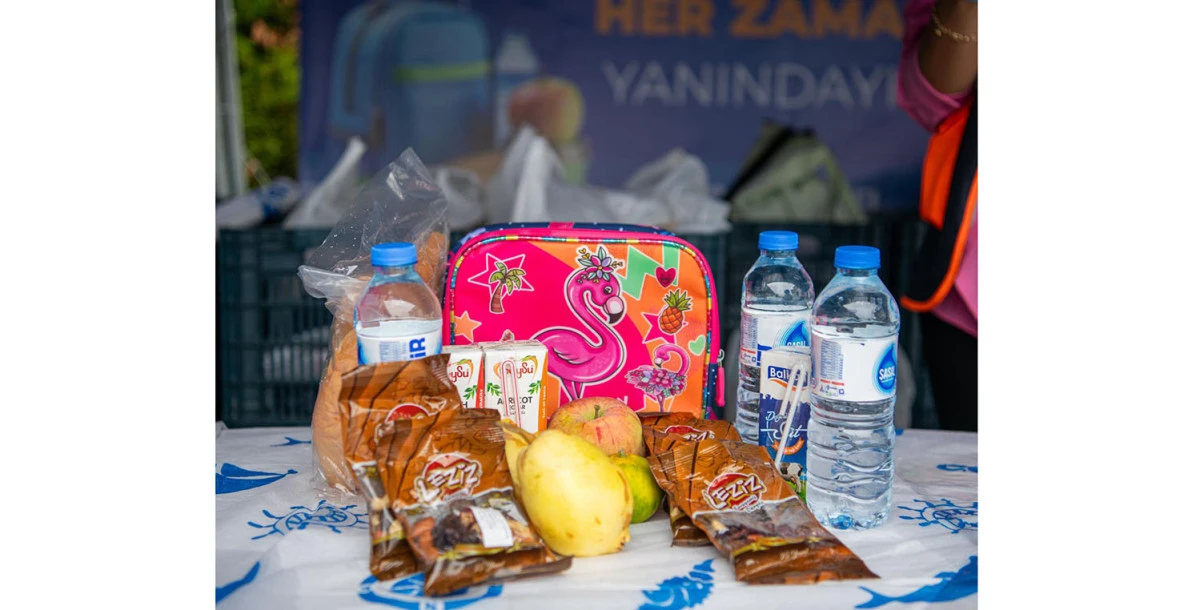 EŞİT FIRSAT İÇİN BÜYÜK ADIM: KUŞADASI’NDA  BESLENME ÇANTALARINI BELEDİYE DOLDURUYOR”