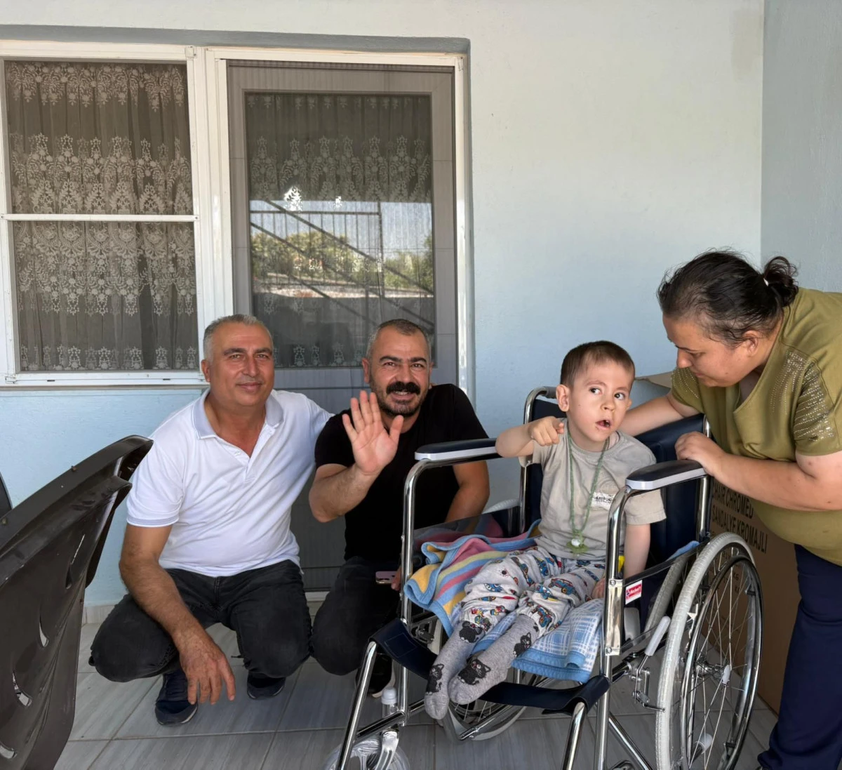 GERMENCİK BELEDİYESİ MİNİK MUSTAFA’NIN TEKERLEKLİ SANDALYESİNİ TESLİM ETTİ