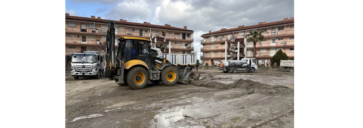 KUŞADASI BELEDİYESİ SAĞANAK YAĞIŞIN İZLERİNİ TEMİZLEMEYE DEVAM EDİYOR