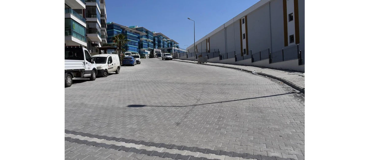 KUŞADASI BELEDİYESİ YOL &Ccedil;ALIŞMALARINA HIZ KESMEDEN DEVAM EDİYOR