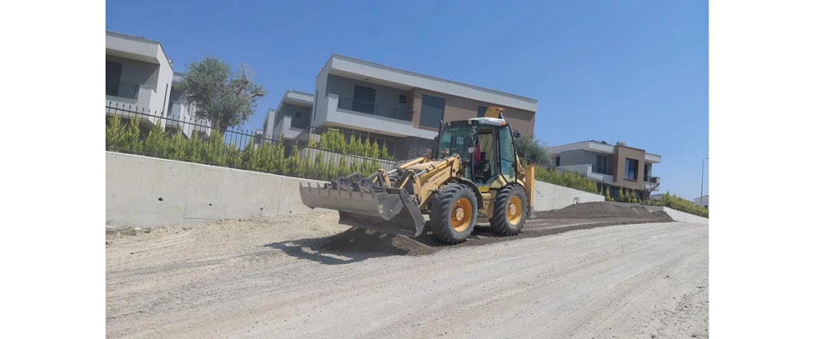 KUŞADASI BELEDİYESİ YOL YAPIM &Ccedil;ALIŞMALARINA ARALIKSIZ DEVAM EDİYOR 