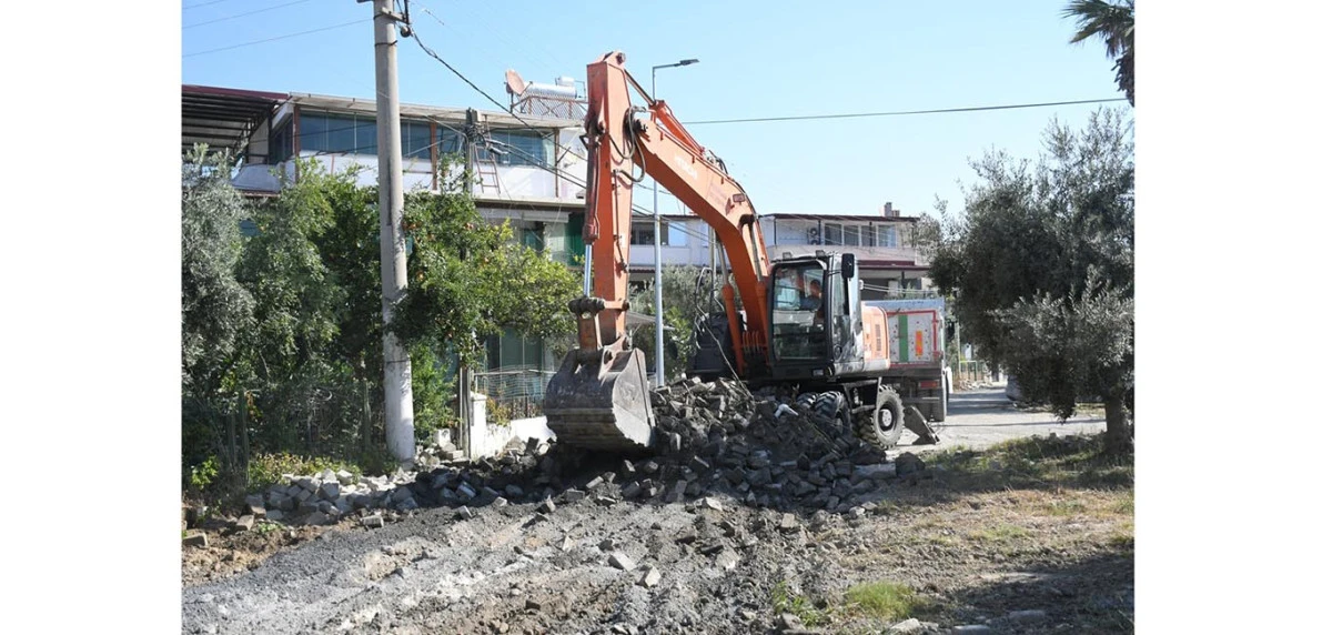 KUŞADASI BELEDİYESİ'NDE YOL YAPIM &Ccedil;ALIŞMALARINDA YENİ ROTA KARAOVA MAHALLESİ