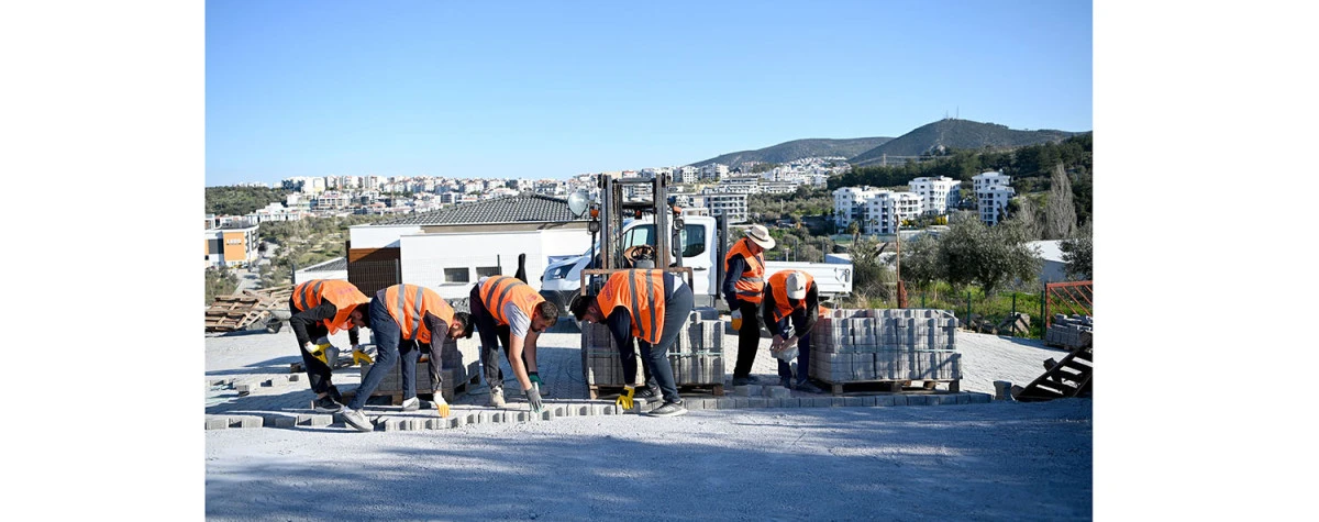 KUŞADASI BELEDİYESİ&rsquo;NDEN KENT GENELİNDE KESİNTİSİZ YOL MESAİSİ