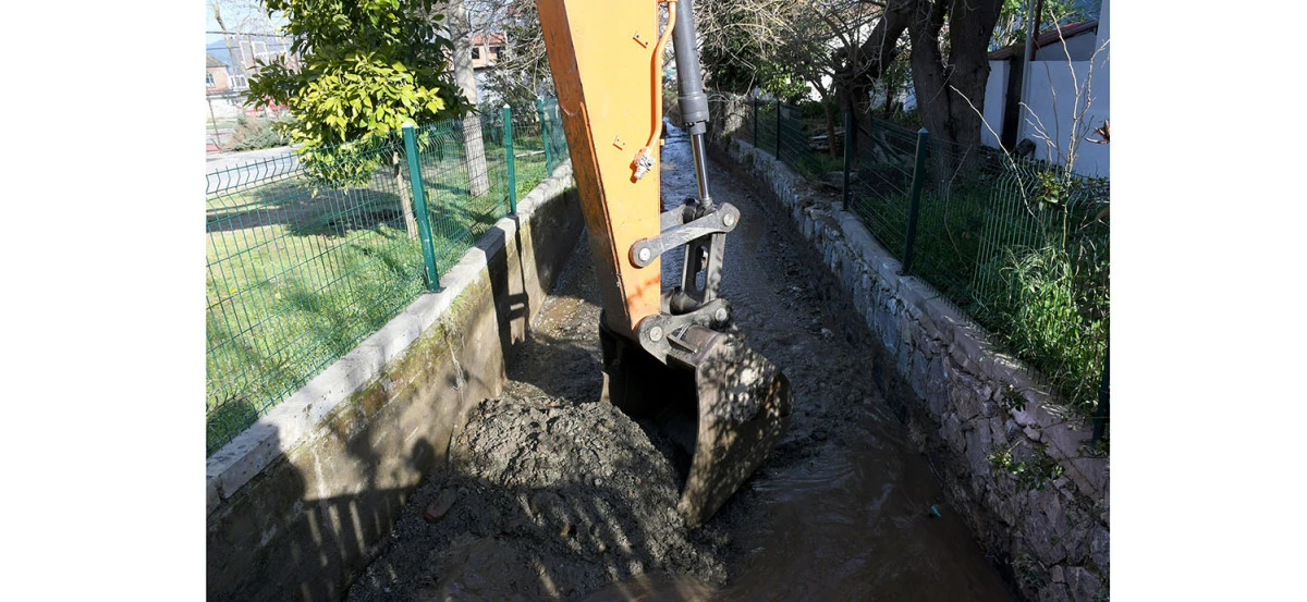 KUŞADASI BELEDİYESİ&rsquo;NDEN KİRAZLI MAHALLESİ&rsquo;NDE KAPSAMLI DERE TEMİZLİĞİ