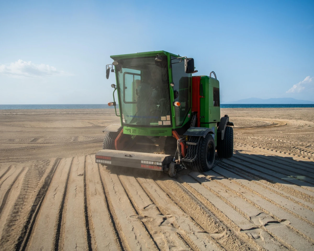 KUŞADASI BELEDİYESİ&rsquo;NDEN PLAJLARDA YOĞUN TEMİZLİK MESAİSİ