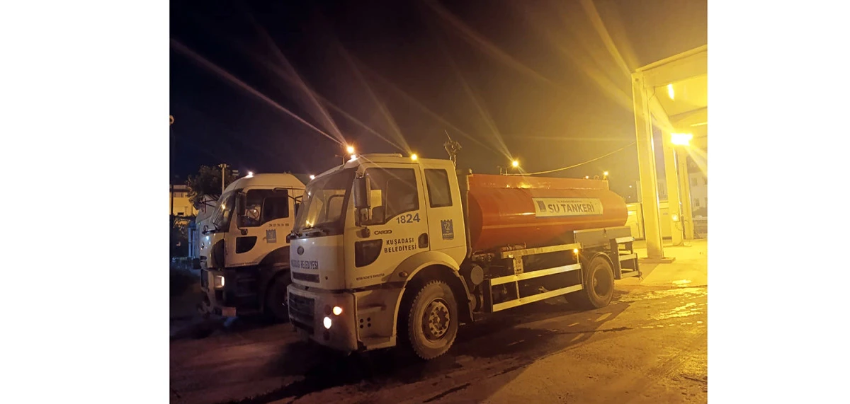 KUŞADASI BELEDİYESİ’NDEN SEFERİHİSAR’DAKİ YANGINLA MÜCADELEYE GECE DESTEĞİ