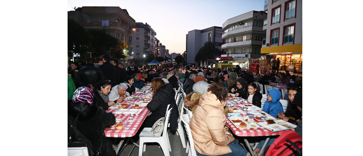 KUŞADASI BELEDİYESİ&rsquo;NİN İFTAR SOFRASI BU KEZ CUMHURİYET MAHALLESİ&rsquo;NDE KURULDU